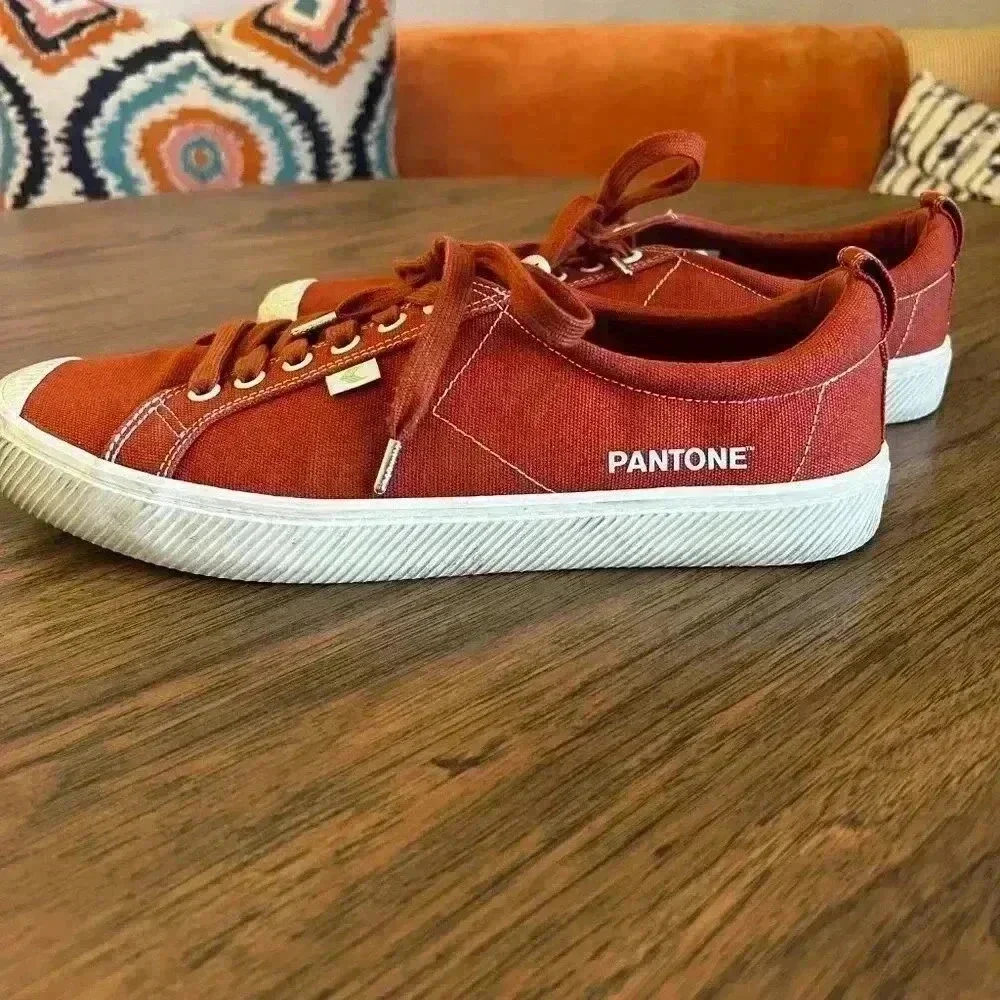 Cariuma highlights red